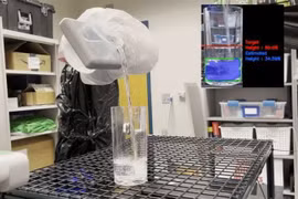 Robot sử dụng AI và dịch hình ảnh để rót một cốc nước. Ảnh video: Đại học Carnegie Mellon
