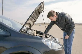 Làm gì khi ô tô khó nổ máy trong trời lạnh?