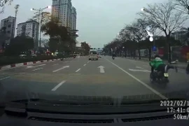 Video: Nằm trên xe phóng như bay giữa phố