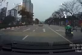 Video: Nằm trên xe phóng như bay giữa phố