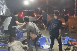 Video: Say rượu, lái ô tô đâm vào quán nhậu vỉa hè