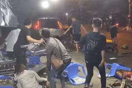 Video: Say rượu, lái ô tô đâm vào quán nhậu vỉa hè