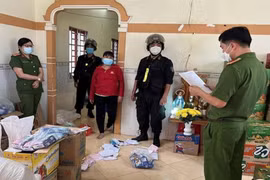 Lực lượng Công an thi hành lệnh kiểm tra và khám xét nơi ở cũng là nơi sản xuất của bà Hoa tại xã Phú Cường, Định Quán.