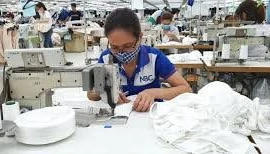 Forbes: Ngành dệt may Việt Nam vượt qua đại dịch nhờ đồ bảo hộ cá nhân