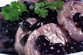 Đậu đen hầm thịt chữa suy nhược cơ thể