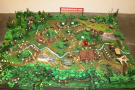 Sản phẩm mô hình "Chiến dịch Điện Biên Phủ" của học sinh Trường PTDT Bán trú Tiểu học Nậm Mòn, Bắc Hà.