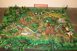 Sản phẩm mô hình "Chiến dịch Điện Biên Phủ" của học sinh Trường PTDT Bán trú Tiểu học Nậm Mòn, Bắc Hà.