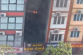 Cận cảnh khói đen bao trùm quán bún chả ở Hà Nội