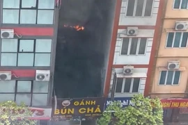 Cận cảnh khói đen bao trùm quán bún chả ở Hà Nội