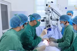 Gãy dương vật vì định "yêu" vợ, đâm trượt vào tường