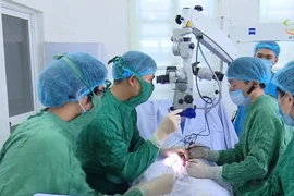 Gãy dương vật vì định "yêu" vợ, đâm trượt vào tường