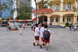 Học sinh lớp 1-6 ngoại thành Hà Nội ngừng học trực tiếp