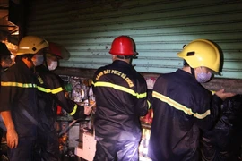 Đám cháy tại Ki-ốt ở chợ Nhị Thiên Đường được lực lượng chức năng dập tắt khoảng 22h ngày 11/10.