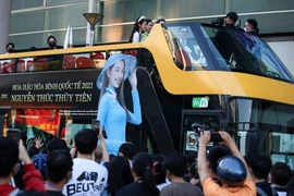 Thùy Tiên khóc vì được hàng nghìn người chào đón