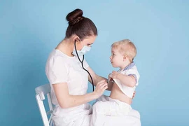 Trẻ bị ho khi giao mùa, mẹ phải làm sao?