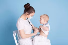 Trẻ bị ho khi giao mùa, mẹ phải làm sao?