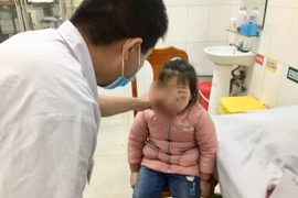 Cao Bằng: Bé 6 tuổi suýt mù mắt vì rửa lá trần không