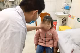 Cao Bằng: Bé 6 tuổi suýt mù mắt vì rửa lá trần không