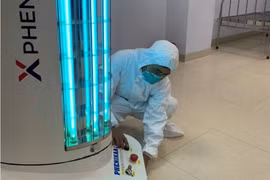 Robot khử khuẩn của trường đại học lên đường hỗ trợ Bắc Giang