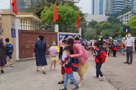 Học sinh tiểu học Hà Nội đi học trực tiếp: Vui như ngày khai trường