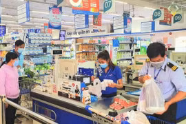 Người dân đi Siêu thị Co.opmart Huỳnh Tấn Phát sáng 16/9