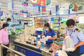 Người dân đi Siêu thị Co.opmart Huỳnh Tấn Phát sáng 16/9