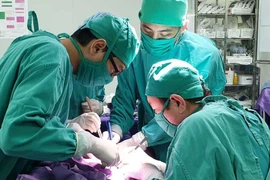 Cắt khối u tuyến thượng thận lớn cho trẻ 19 tháng tuổi