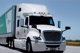 Xe tải tự lái dẫn trước trên đường đua các xe ô tô robots