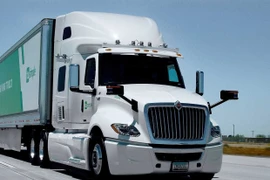 Xe tải tự lái dẫn trước trên đường đua các xe ô tô robots