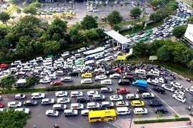 Kẹt xe trên đường Trường Sơn, trước cổng sân bay Tân Sơn Nhất.