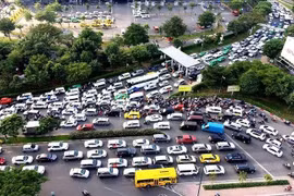 Kẹt xe trên đường Trường Sơn, trước cổng sân bay Tân Sơn Nhất.