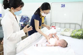 Nhiều trẻ nhỏ tháng bị viêm da cơ địa nặng, nhiễm trùng vì tự điều trị