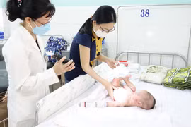 Nhiều trẻ nhỏ tháng bị viêm da cơ địa nặng, nhiễm trùng vì tự điều trị