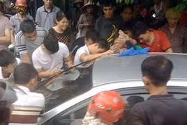 Giải cứu bé trai bị bố bỏ quên trong ô tô