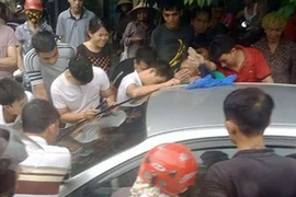 Giải cứu bé trai bị bố bỏ quên trong ô tô