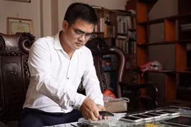 Chuyện về giảng viên xin điện thoại cũ, sửa xuyên đêm tặng học trò nghèo