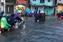 Người Sài Gòn khốn đốn vì ngập lụt, kẹt xe do mưa trái mùa