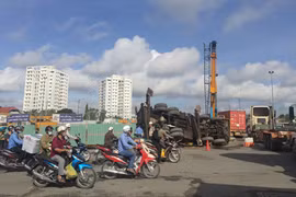 TPHCM: Sập cần cẩu ở công trình trọng điểm, giao thông hỗn loạn