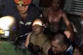 Ấn tượng hình ảnh cảnh sát cứu nhiều người giữa đêm ở Sài Gòn