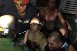 Ấn tượng hình ảnh cảnh sát cứu nhiều người giữa đêm ở Sài Gòn