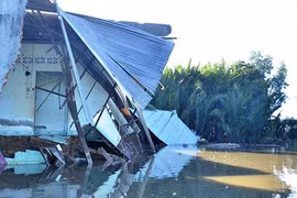 Cận cảnh tan hoang “hà bá” nuốt chửng 5 căn nhà ở Sài Gòn