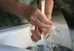 Mẹo rửa đồ thủy tinh trắng sáng như mới