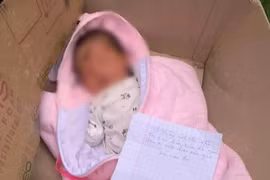 Bé sơ sinh bị bỏ rơi trong thùng carton: Mảnh giấy tại hiện trường viết gì?