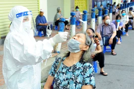 Số ca COVID-19 tăng mạnh, nhiều F0 chuyển nặng: Có đáng ngại? 