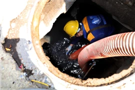 Oằn mình với nghề ngâm mình trong lòng cống chống ngập 