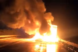 Ô tô tải đang di chuyển bất ngờ bốc cháy