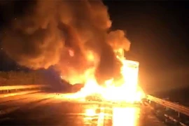 Ô tô tải đang di chuyển bất ngờ bốc cháy