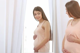 Phụ nữ sau sinh chăm sóc da và tóc như thế nào?