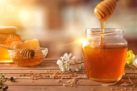 Lợi ích khi uống nước ấm pha mật ong vào buổi sáng