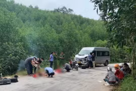 Tông trực diện ôtô 16 chỗ, 2 người trên xe máy tử vong tại chỗ